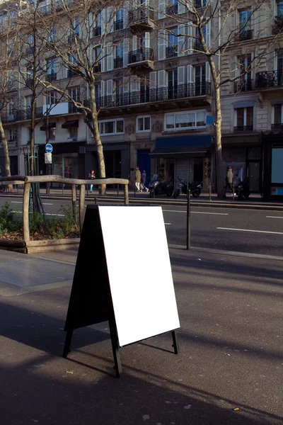 Вертикальна Порожня Біла Рекламна Плата Парижі — стокове фото