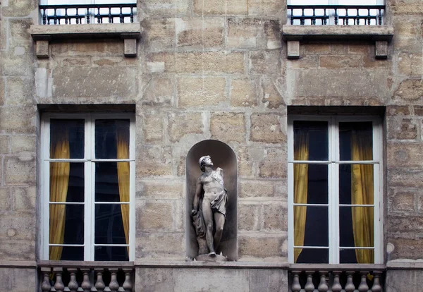 Veduta Una Statua Scultura Posta Sulla Facciata Edificio Nella Zona — Foto Stock