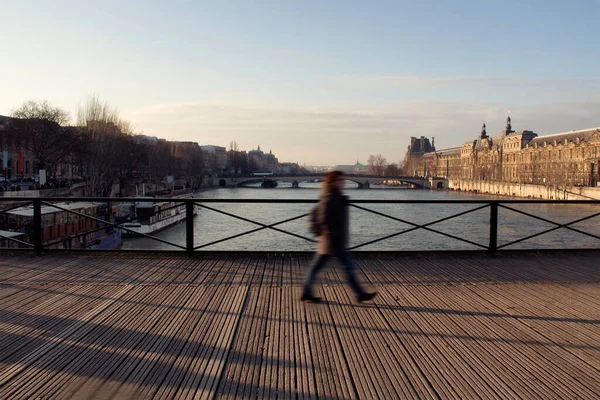 Imagem Desfocada Uma Mulher Caminhando Ponte Pont Des Arts Rio — Fotografia de Stock