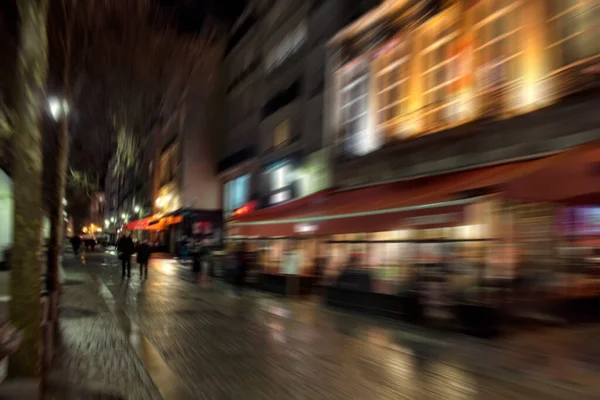 Rozmyty Obraz Ludzi Spacerujących Nocą Ulicy Paryżu — Zdjęcie stockowe