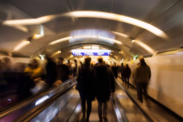 Paris 'teki metro istasyonunda yürüyen yürüyen yürüyen insanların bulanık görüntüsü. (Sortie Fransızca çıkış anlamına gelir.)