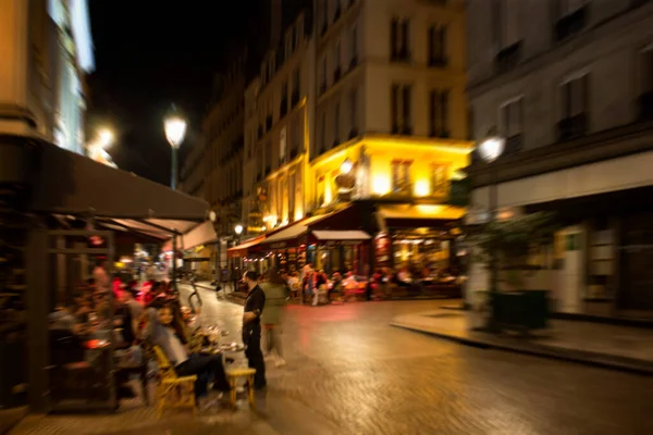 Paris 'teki kafelerdeki ve bistrolardaki insanların bulanık görüntüsü.
