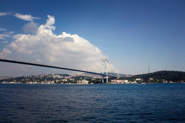 Pemandangan Jembatan Bosporus Dengan Latar Langit Yang Mendung Dan Sisi — Stok Foto