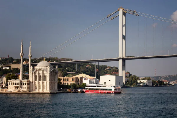 Pemandangan Masjid Ortakoy Yang Bersejarah Oleh Bosphorus Kapal Wisata Jembatan — Stok Foto