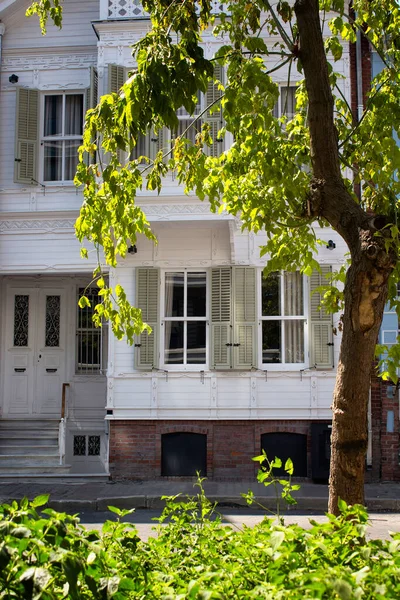 在伊斯坦布尔的Moda街区的一座白色的 木制的 历史性的房子在亚洲一侧 今天是阳光灿烂的夏日 — 图库照片