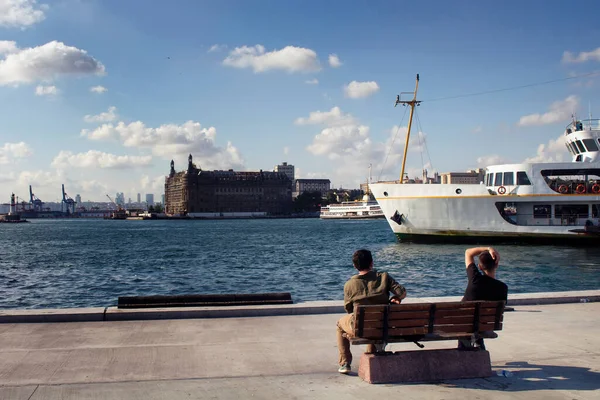 Stanbul Asya Yakasındaki Kadıköy Halk Feribot Iskelesinden Kalkan Feribotu Izleyen — Stok fotoğraf