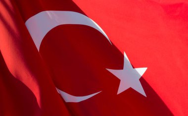 Türk bayrağının dalgalanmasına yakından bakın. Üzerinde güçlü gölgeler var.