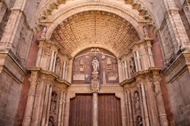 Mallorca Katedrali 'nin kapılarından birini kapatın. Daha yaygın olarak La Seu olarak adlandırılan Gotik Roma Katolik kilisesi..