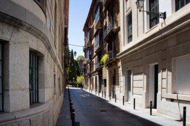 Palma De Mallorca 'da eski, tarihi, dar, tipik sokak manzarası bölgede yaşam tarzı, kültür ve mimari tarzı gösteriyor.