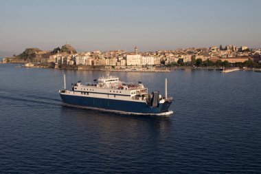 Korfu şehrinin (Yunan adası) havadan görüntüsü ve feribot kalkıyor..