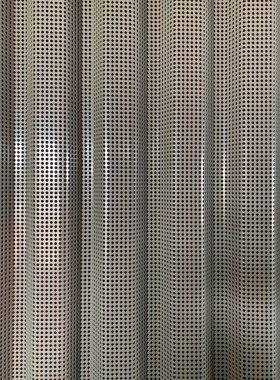 Gümüş renkli metal ağ arkaplanının yakın görüntüsü.