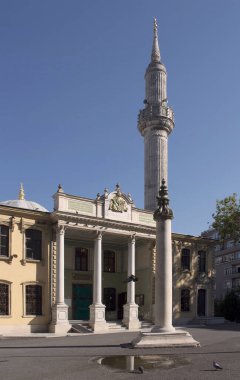 Tesvikiye Camii manzarası. İstanbul 'un Tesvikiye / Nisantasi semtindeki neo-barok bir yapıdır. Kur 'an ve Osmanlı amblemi ön cephede..