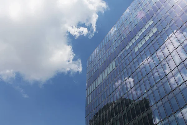 Vista Inferior Del Moderno Edificio Cristal Rascacielos Las Nubes Sus — Foto de Stock