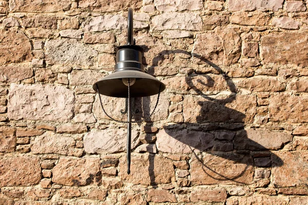 Lâmpada Rua Preta Decorativa Lanterna Sua Sombra Parede Pedra Histórica — Fotografia de Stock