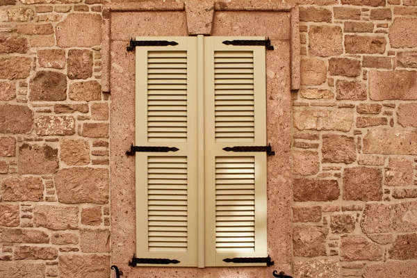 Nahaufnahme Eines Geschlossenen Fensters Mit Holzläden Und Alter Steinmauer — Stockfoto
