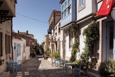Eski Cunda (Alibey) adasındaki tarihi, eski cadde manzarası. Taş evler Ege mimari tarzını yansıtır. Güneşli bir yaz günü..