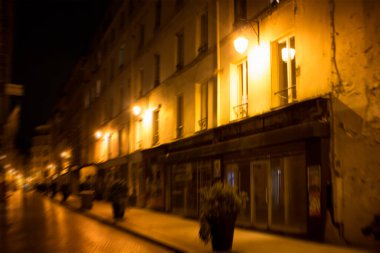 Paris 'teki bir caddenin bulanık görüntüsü.