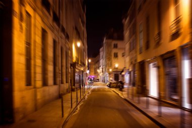 Paris 'teki bir caddenin bulanık görüntüsü.