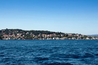 İstanbul 'da güneşli bir yaz gününde Boğaz ve Avrupa' nın manzarası.