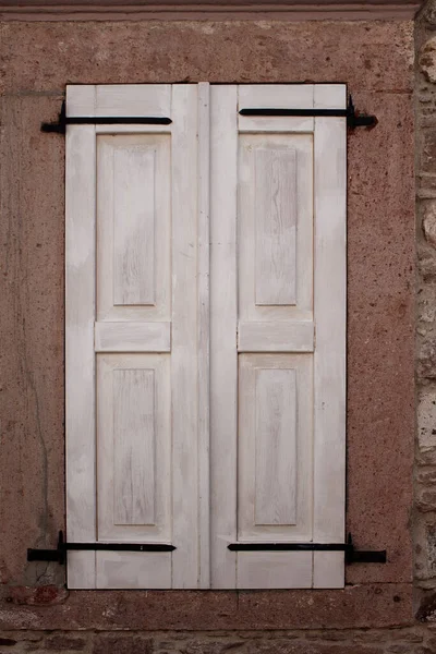 Nahaufnahme Des Geschlossenen Fensters Mit Weißen Hölzernen Fensterläden Und Alter — Stockfoto