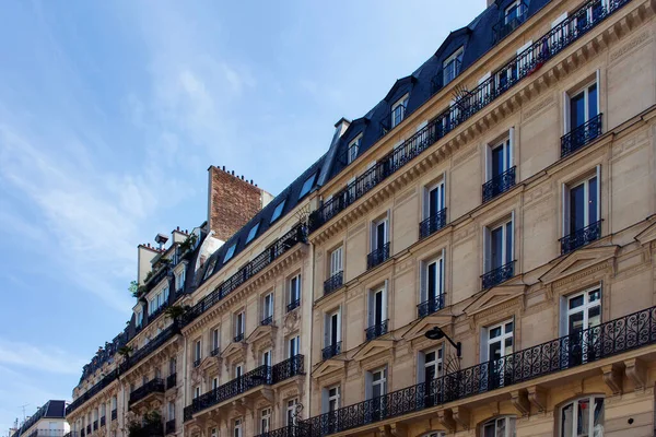 フランスの建築様式を示す歴史的 伝統的な建物の眺め パリでは晴れた春の日です 第二区 — ストック写真