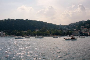 İstanbul 'da motorlu tekne, yat, Avrupa yakasındaki binalar ve Boğaz manzarası. Güneşli bir yaz günü..
