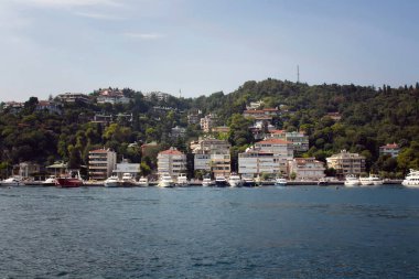 İstanbul 'da motorlu tekne, yat, Avrupa yakasındaki binalar ve Boğaz manzarası. Güneşli bir yaz günü..