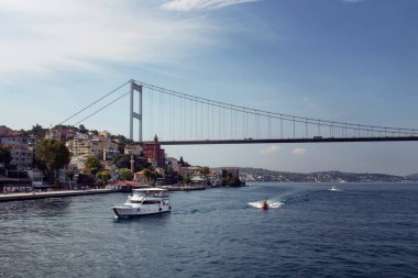 Beyaz bir yat, küçük tekneler, FSM köprüsü, Boğaz ve İstanbul 'un Avrupa yakası manzaralı. Güneşli bir yaz günü..
