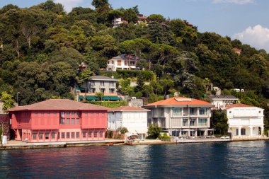İstanbul 'un Asya yakasındaki İstanbul Boğazı' nın tarihi, eski Türk / Osmanlı evleri manzaralı. Güneşli bir yaz günü..