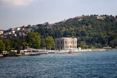 İstanbul 'un Asya yakasındaki İstanbul Boğazı' nın tarihi, eski Osmanlı malikanesi manzarası. Güneşli / bulutlu bir yaz günü..