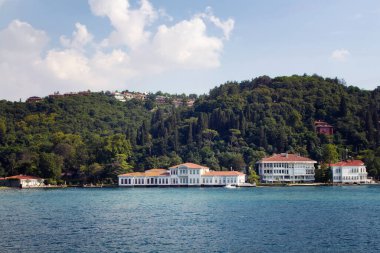 İstanbul 'un Asya yakasındaki İstanbul Boğazı' nın tarihi, eski Türk / Osmanlı evleri manzaralı. Güneşli / bulutlu bir yaz günü..