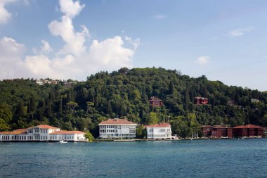 İstanbul 'un Asya yakasındaki İstanbul Boğazı' nın tarihi, eski Türk / Osmanlı evleri manzaralı. Güneşli / bulutlu bir yaz günü..
