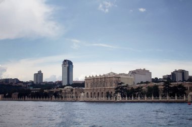 İstanbul 'un Avrupa yakasındaki İstanbul Boğazı' nın eski ve tarihi binalarının manzarası.