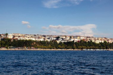 İstanbul 'un Asyalı tarafını bir tekneden görmek. Güneşli bir yaz günü..