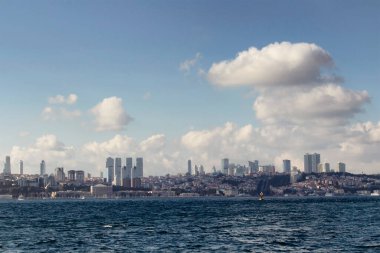 İstanbul 'un Avrupa tarafına İstanbul Boğazı' ndaki bir tekneden bakmak.