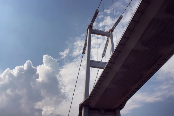 イスタンブールの曇り空を背景にボスポラス橋の近景 — ストック写真