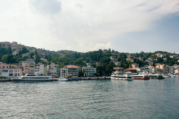İstanbul 'da büyük sürat tekneleri, yatlar, Avrupa yakasındaki binalar ve Boğaz manzarası.
