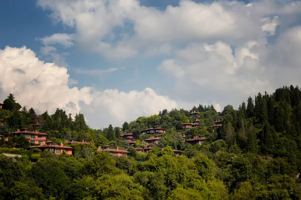 Widok Domy Lesie Przez Bosfor Azjatyckiej Stronie Stambułu Jest Słoneczny — Zdjęcie stockowe