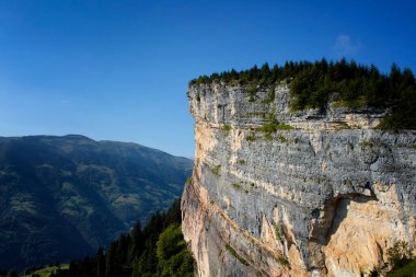 Dağın tepesindeki büyük bir kayanın manzarası, vadi, ağaçlar ve güzel doğa. Fotoğraf, Türkiye 'nin kuzeydoğusunda yer alan Karadeniz bölgesinin Trabzon / Rize bölgesinde çekildi..