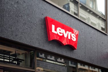 Amsterdam 'da Kalverstraat caddesindeki Amerikan giyim mağazasının manzarası.
