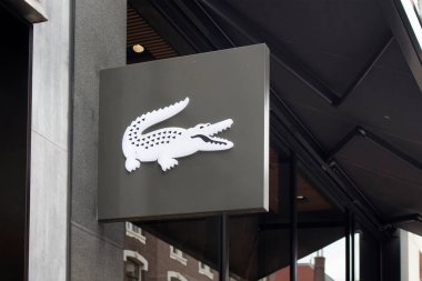 Uluslararası Fransız şirketinin Amsterdam 'daki lüks alışveriş caddesindeki 