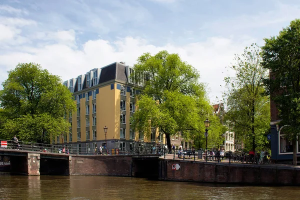 Pohled Lidi Chodící Ulici Stromy Most Tradiční Typické Budovy Amsterdamu — Stock fotografie