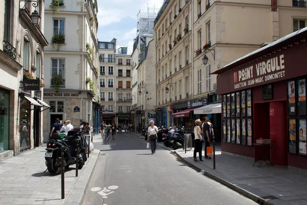 Gente Camina Por Una Las Calles Del Barrio Marais París — Foto de Stock