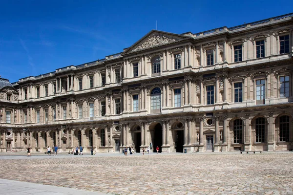 在巴黎阳光灿烂的一天 可以看到卢浮宫的建筑 它是世界上最大的 — 图库照片