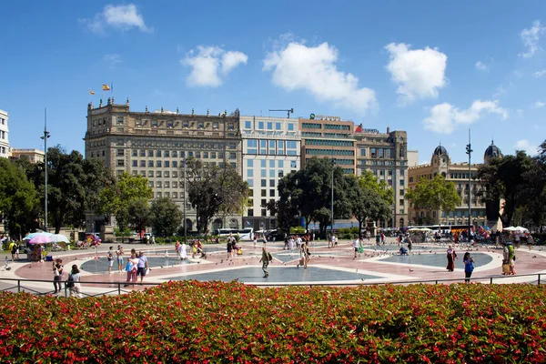 Vista Gente Caminando Famosa Plaza Ciudad Llamada Placa Catalunya Barcelona — Foto de Stock