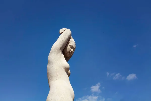 Vista Basso Della Statua Della Donna Nella Famosa Piazza Della — Foto Stock