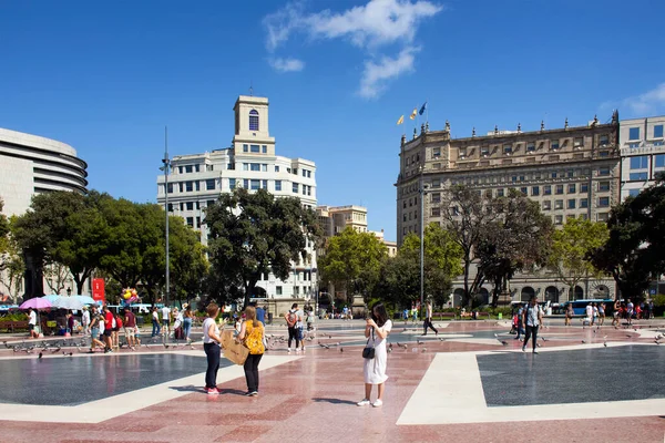 Vista Gente Caminando Famosa Plaza Ciudad Llamada Placa Catalunya Barcelona — Foto de Stock