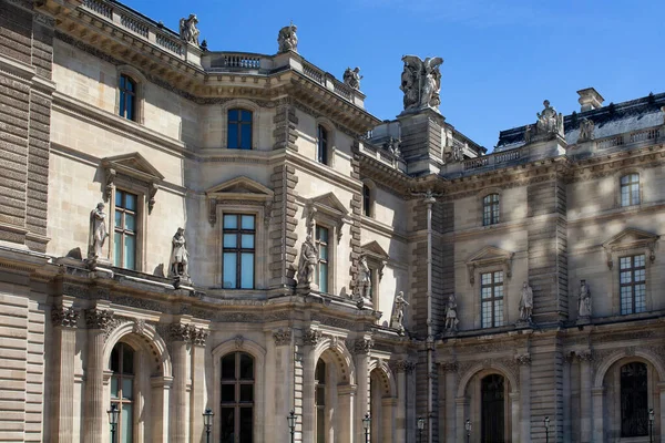 Внизу Видніється Частина Будівлі Музею Лувр Сонячний День Парижі Найбільший — стокове фото