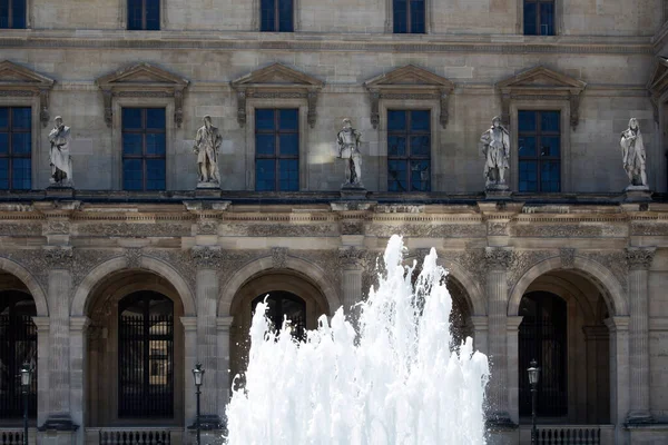 Vodní Fontána Slavné Skleněné Pyramidy Nádvoří Muzea Louvre — Stock fotografie