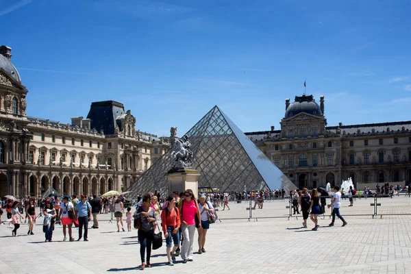 Tourists Visit Louvre Museum Paris Famous Glass Pyramid View — Stock Photo, Image